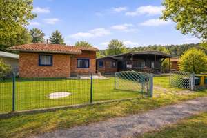 Charmante Ferienanlage auf 705 m² Grundstück – zwei Häuser, großer Garten, Kamin & viel Platz – Die vollständige Adresse der Immobilie erhältst du vom Anbieter., 63697 Hirzenhain – Vorschaubild 1
