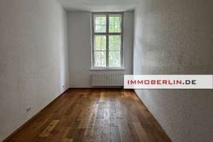 IMMOBERLIN.DE - Charmante Altbauwohnung mit Loggia & Pkw-Stellplatz in idyllischer Lage