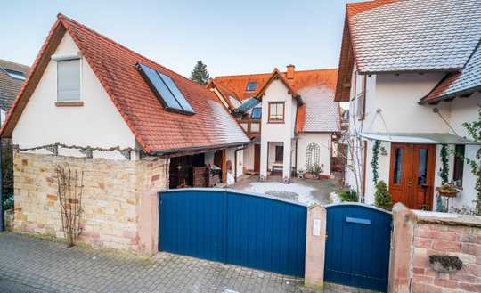 Ehemaliger Dreiseitenhof – Mediterranes Wohnen in großzügigem Haupthaus & zwei weiteren Wohnungen