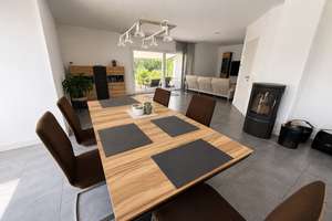 Modernes Einfamilienhaus mit lichtdurchflutetem Wohnkonzept und uneinsehbarem Garten