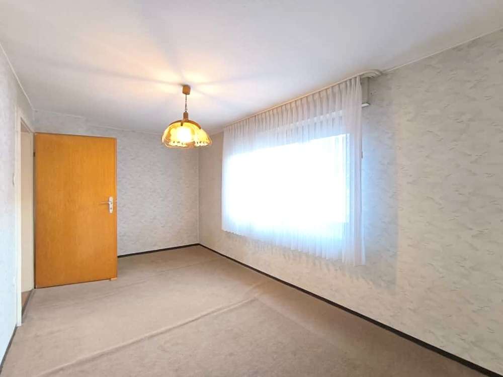 Immobilie in Oberhausen-Rheinhausen - Solides Zweifamilienhaus mit Ausbaureserve und Hof – perfekt für Familien oder kreative Selbstgestal - Bild 1