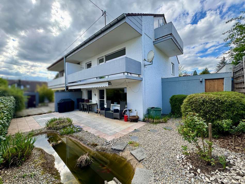 Ansicht mit Terrasse und Garte