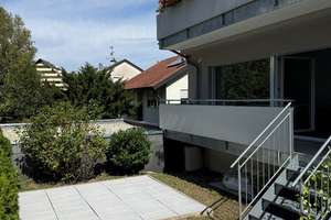Super helle u. großzügige 2,5 Zimmer Wohnung mit Balkon und Gartenanteil