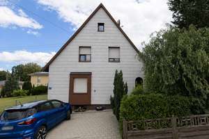 Charmantes Zweifamilienhaus mit großem Grundstück und Garage in ruhiger Lage von Affing – Die vollständige Adresse der Immobilie erhältst du vom Anbieter., 86444 Affing – Vorschaubild 2