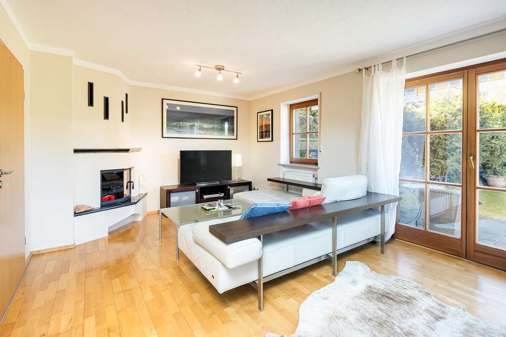 Immobilie in Forstinning - Landhausstil trifft Privatsphäre – Familien-Doppelhaushälfte mit idyllischem Gartenparadies! - Bild 1