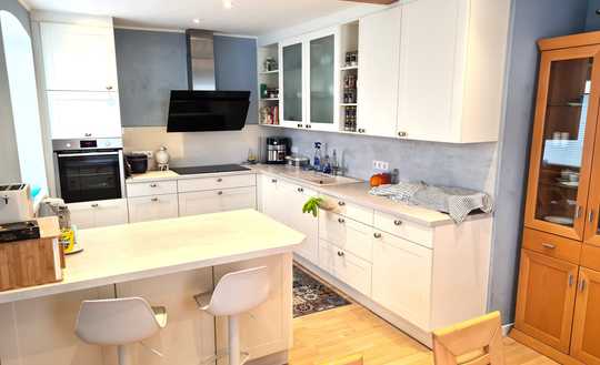 FAMILIENHAUS MIT 4 SCHLAFZIMMERN, EBK, PARKETT, 2 BÄDERN SOWIE EINEM MINIGARTEN