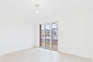 Unmöbliertes, lichtdurchflutetes Studio mit privatem Balkon – Modernes urbanes Wohnen in Berlin