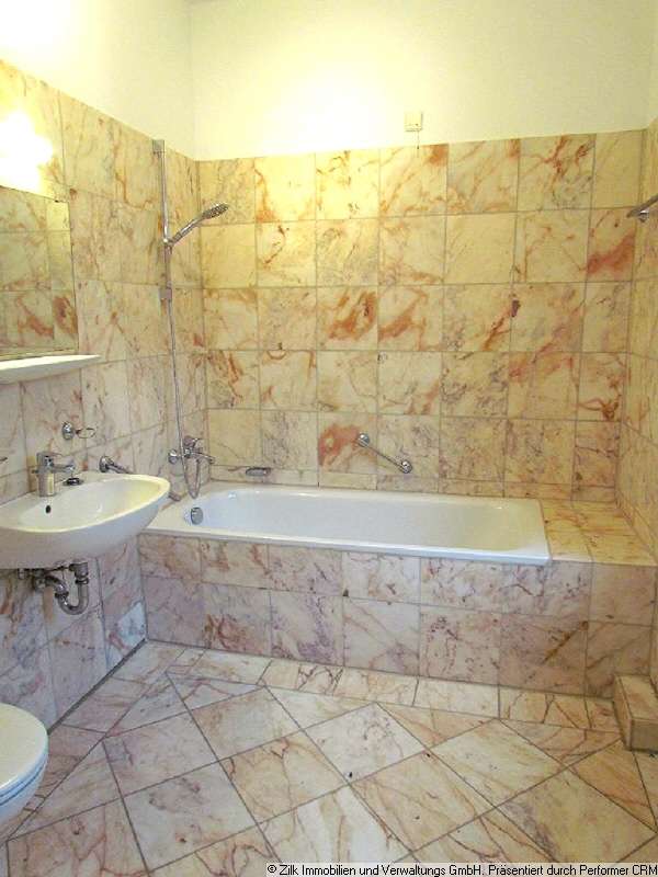 Immobilie in Obertraubling - Denkmalgeschützte 2 ZKB Wohnung im wunderschönen Wasserschloss Gebelkofen - Bild 3