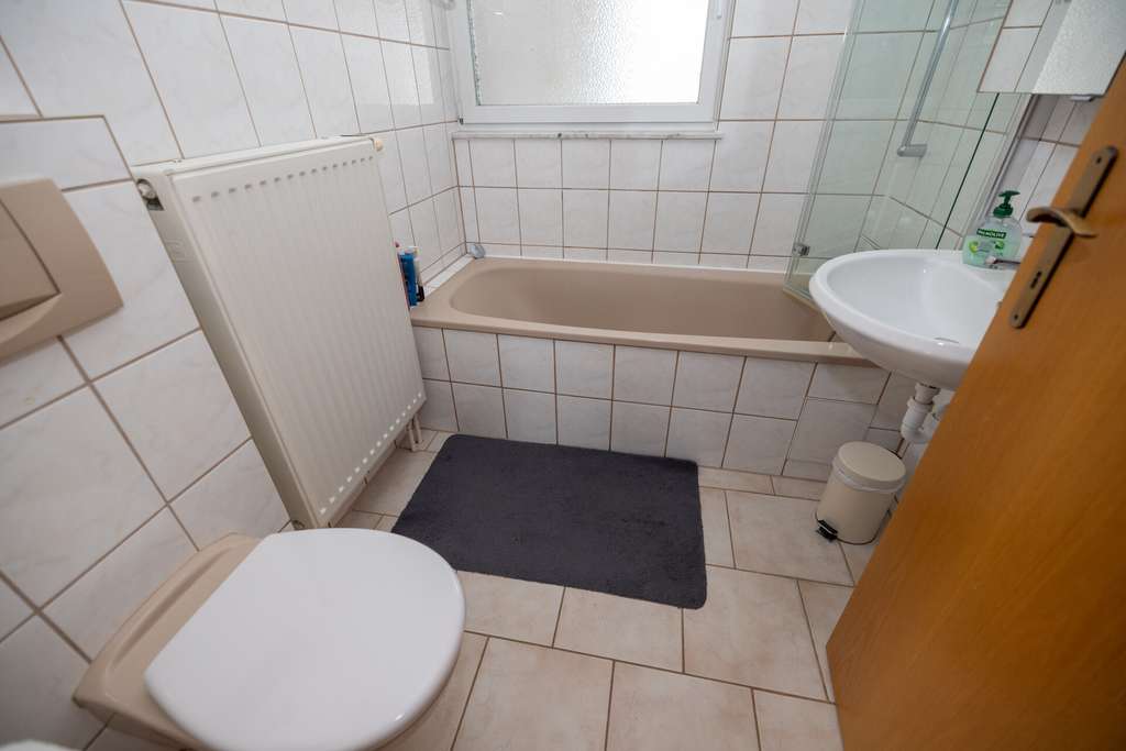 Immobilie in Deißlingen - Charmantes Eigenheim mit Terrasse, Kachelofen und sonnigem Garten - Bild 3