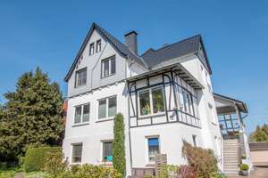 Stilvolle Stadtvilla in privilegierter Lage – mit Blick auf die historischen Wahrzeichen Schleswigs – Die vollständige Adresse der Immobilie erhältst du vom Anbieter., 24837 Schleswig – Vorschaubild 1