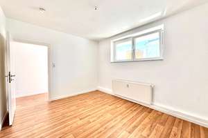 Frisch renovierte 2,5 Zim. Wohnung im Zentrum mit Aufzug!!