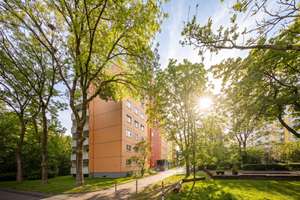 Direkt am Ostpark! Gut geschnittene 3-Zimmer-Wohnung mit sonniger Westloggia in ruhiger Lage – Die vollständige Adresse der Immobilie erhältst du vom Anbieter., 81735 Neuperlach, München – Vorschaubild 1