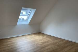 Charmante Dachgeschosswohnung mit Loggia-
3- Zimmerwohnung in Leverkusen Schlebusch – Die vollständige Adresse der Immobilie erhältst du vom Anbieter., 51375 Schlebusch, Leverkusen – Vorschaubild 11