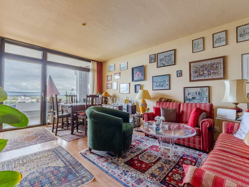 Großer Wohnbereich mit bode...