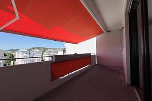 Offene 2-Zimmer-Wohnung mit Balkon und Blick auf den Johannisberg