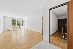 115 m² Wohn-/Nutzfläche -  Einladende 2,5-Zimmer-Maisonettewohnung mit großzügigem hellem Hobbyraum – Die vollständige Adresse der Immobilie erhältst du vom Anbieter., 80997 Allach, München – Vorschaubild 2
