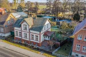 +++ Elegantes Zweifamilienhaus mit großem Garten, Badeteich inkl. Poolhaus +++ – Die vollständige Adresse der Immobilie erhältst du vom Anbieter., 19288 Ludwigslust – Vorschaubild 2