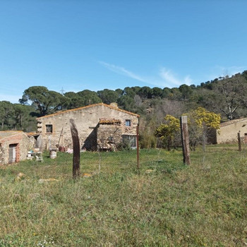 FRV022. Vilajuiga. Bauernhaus zu verkaufen