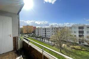 inziehen & wohlfühlen: Renovierte 2-Zimmer-Wohnung mit sonnigem Balkon und schönem Ausblick