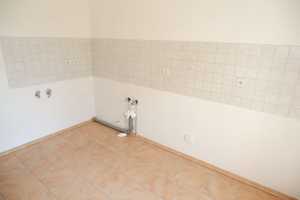 Küche mit Zugang zum Balkon - Laminat - Wanne - frei ab 1.4.25 – Mosenstraße 5, 9130 Chemnitz – Vorschaubild 5