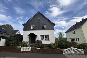 Charmantes freistehendes Familienhaus mit Traumgrundstück – Die vollständige Adresse der Immobilie erhältst du vom Anbieter., 42659 Burg/Höhscheid, Solingen – Vorschaubild 2