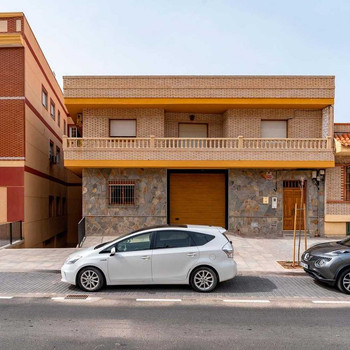 WOHNUNG ÜBER LAGERHAUS MIT KELLER UND TERRASSE IN BALANEGRA