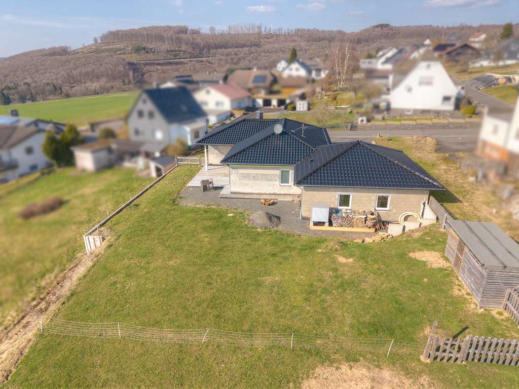 Immobilie in Bölsberg - Neubau aus 2021! Bungalow für Gartenliebhaber in idyllischer Aussichtslage - Bild 3