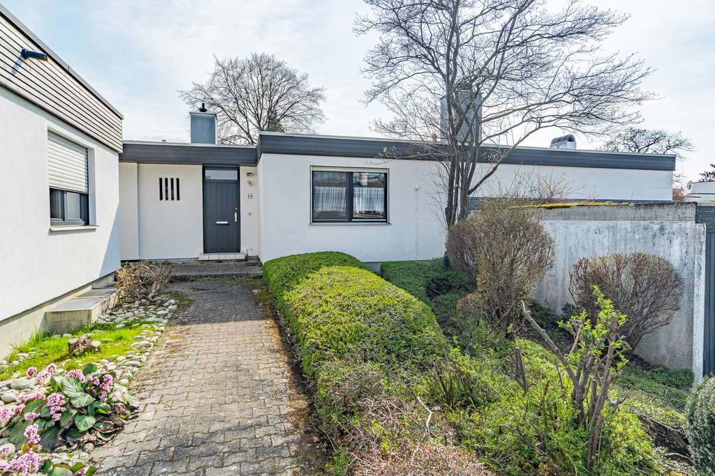 Immobilie in Stephanskirchen - Atrium-Bungalow am Schloßberg zum renovieren / Kauf gegen Gebot - Bild 1