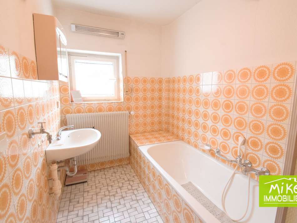 Bad mit Dusche und Badewanne