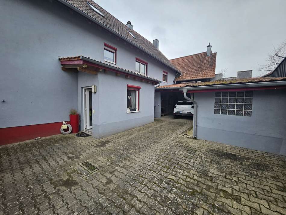 Hof mit Carport