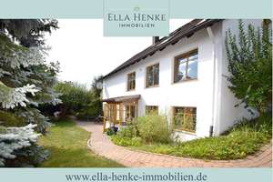 Schönes, großes Einfamilienhaus auf großem Grundstück mit Keller + Garage.