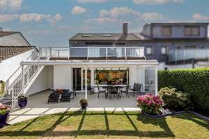 Viel Platz, viel Freiheit: Großzügiges ZFH mit Traumgarten, XL-Dachterrasse & Garage in ruhiger Lage