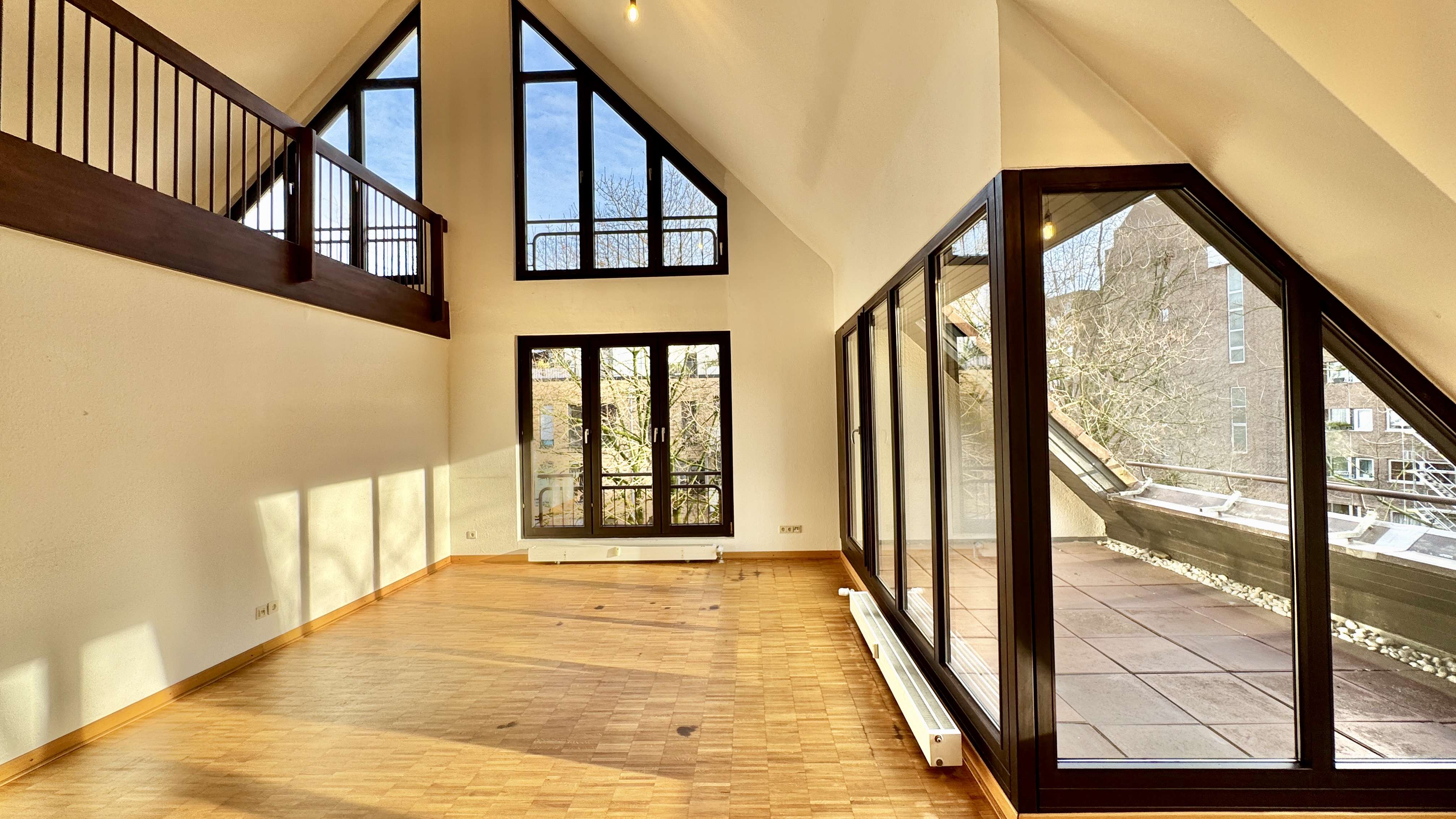 Großzügige Dachgeschoss-Maisonette-Galerie-Wohnung mit 4 Zimmer / 2 Balkone / renovierungsbedürftig, Düsseldorf – Bild 2