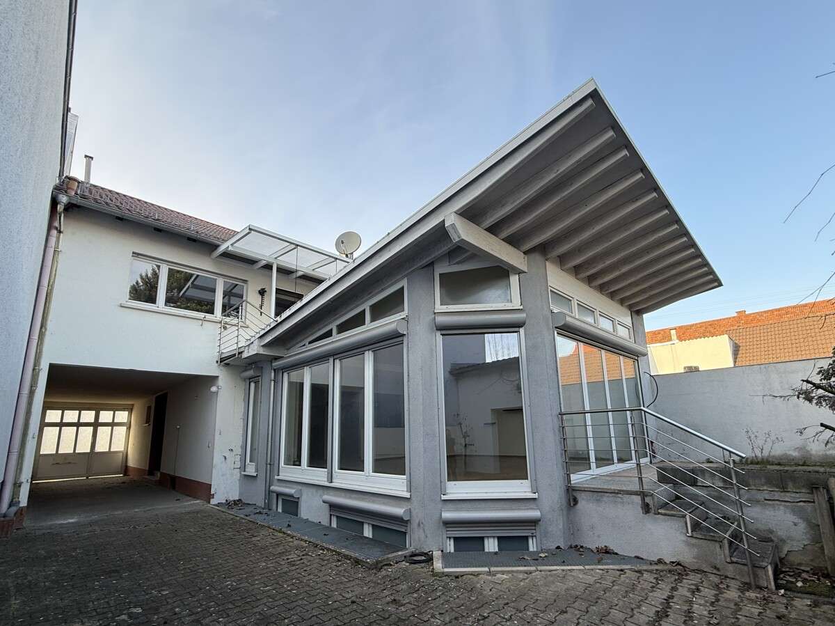 "Willkommen daheim!" Schönes 2-FH mit Garten, Garage, Balkon + Terrasse in zentraler Lage, Karlsruhe Kreis – Bild 2
