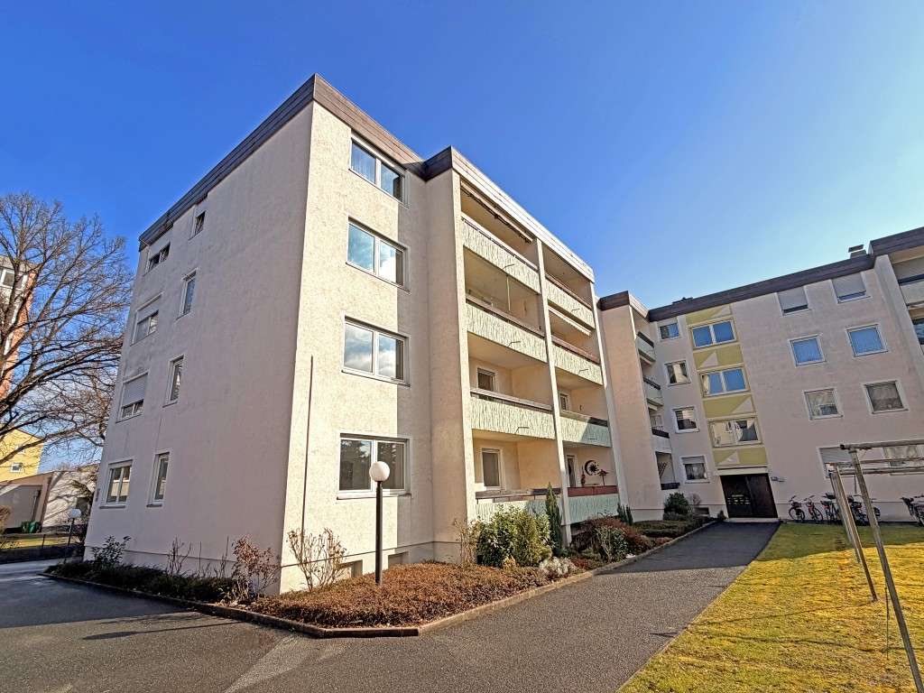 Attraktive 3-Zi.-Wohnung im Hochparterre mit Balkon & Stellplatz – ruhig und sofort frei, Weiden in der Oberpfalz – Bild 1