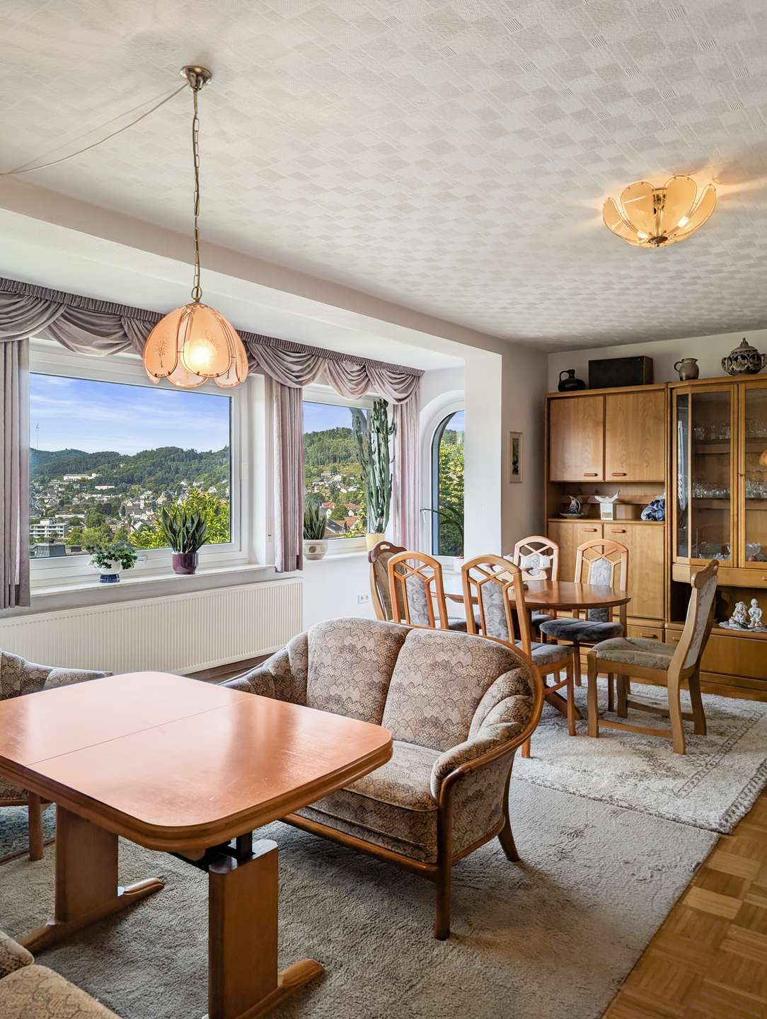 Immobilie in Bad Laasphe - Traumhafte Aussicht inklusive: Attraktives Einfamilienhaus mit Einliegerwohnung & idyllischem Garten - Bild 3