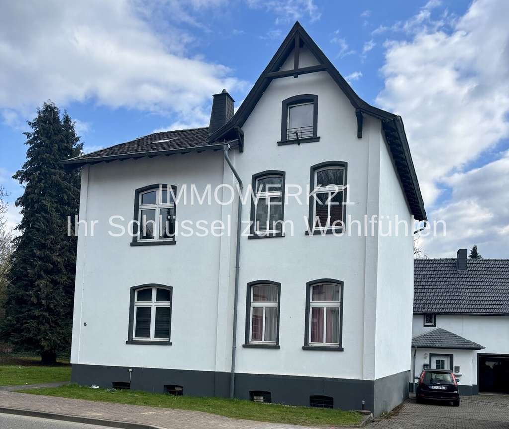 Immobilie in Kall - MFH mit 6 WE + 5 Garagen + Bauland in zentraler Lage von Kall - Top Rendite! - Bild 1