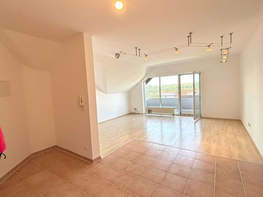 Immobilie in Adelsheim - Schluss mit Miete! 
3-Zimmer-Wohnung mit herrlichem Fernblick und Tiefgarage - Bild 2