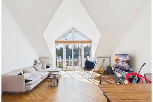 Stilvolle Dachgeschosswohnung mit Südbalkon
im wunderschönen Untermenzing