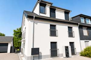 Erstbezug nach Sanierung: Großzügige 3-Zimmer-Wohnung mit Terrasse, Einbauküche Garage & Stellplatz