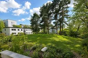 Freundliche  4-Zimmer-Hochparterre Wohnung  mit Balkon und Blick ins Grüne – Die vollständige Adresse der Immobilie erhältst du vom Anbieter., 65191 Bierstadt, Wiesbaden – Vorschaubild 3