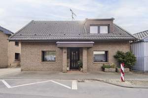 Gemütliches Einfamilienhaus mit sechs Zimmern, Garage, Außenstellplatz und schönem Garten in Esch