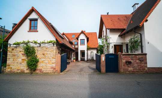 Ehemaliger Dreiseitenhof – Mediterranes Wohnen in großzügigem Haupthaus & zwei weiteren Wohnungen