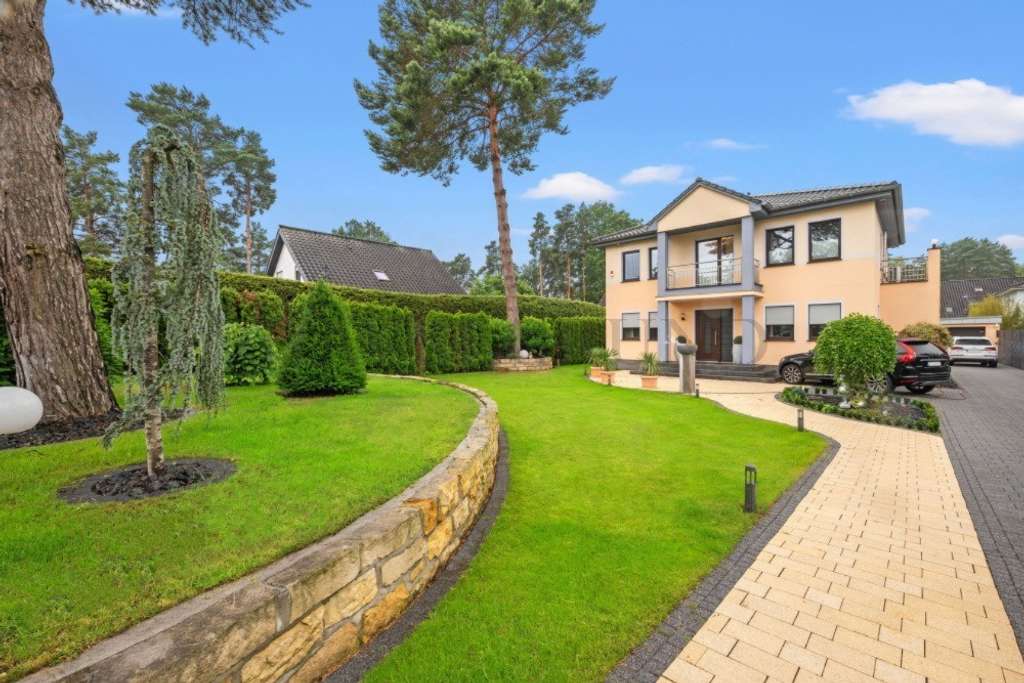 Exklusive Villa mit Einliegerwohnung, Pool und traumhaftem Gartenparadies!