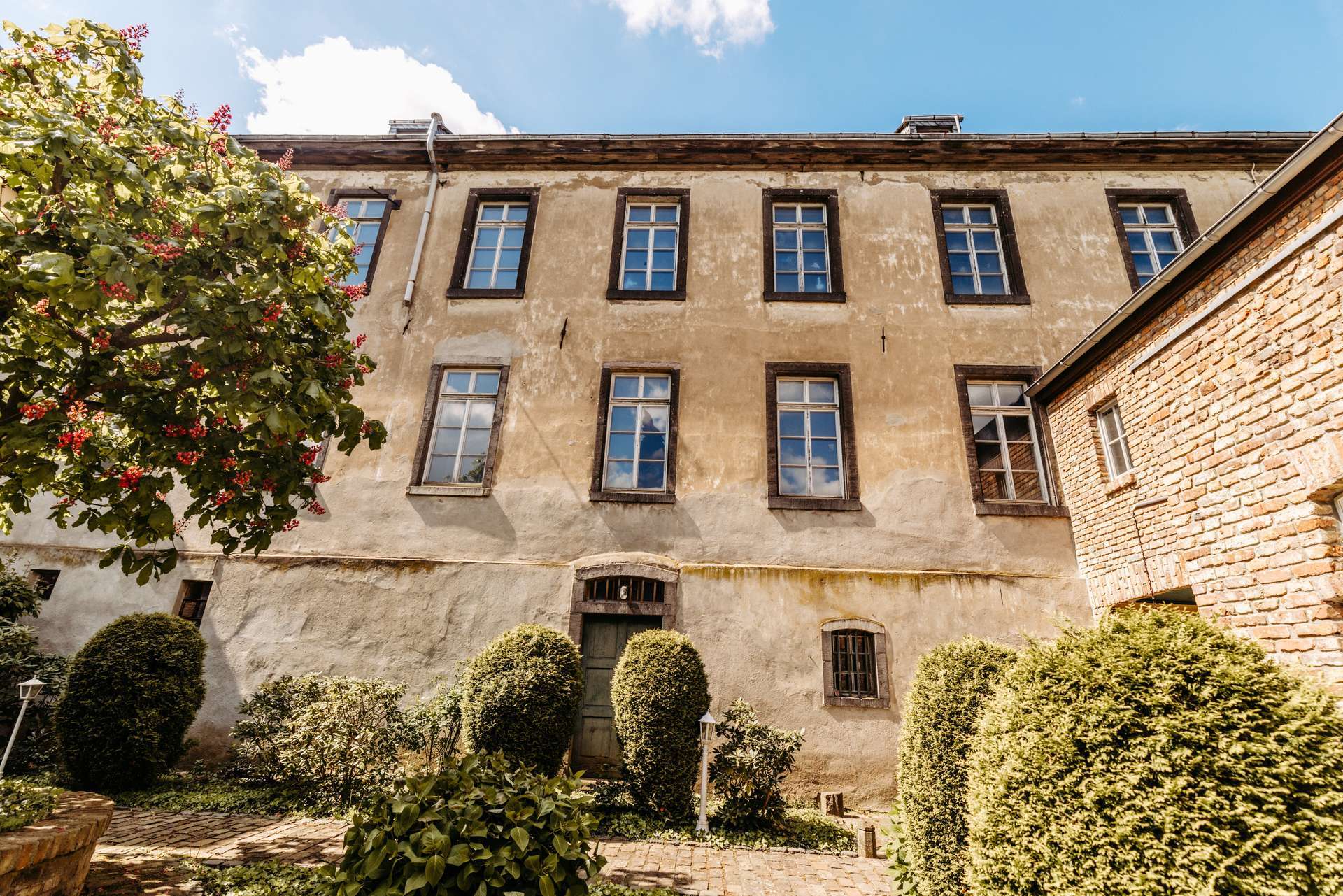 Investieren in Geschichte – Denkmalgeschütztes Kloster mit großem Grundstück und Potenzial, Ahrweiler Kreis – Bild 2