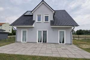 Einziehen und wohlfühlen: modernes Familienhaus mit großem Grundstück in ruhiger Lage – Die vollständige Adresse der Immobilie erhältst du vom Anbieter., 15837 Baruth/Mark – Vorschaubild 1