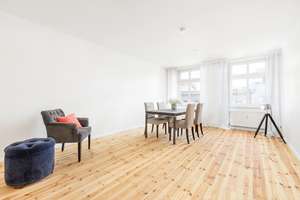 Choriner Straße: Helle 3-Zimmer-Altbauwohnung im 4. OG, aufgearbeitete Dielen und Einbauküche – Choriner Straße 81, 10119 Mitte (Ortsteil), Berlin – Vorschaubild 1