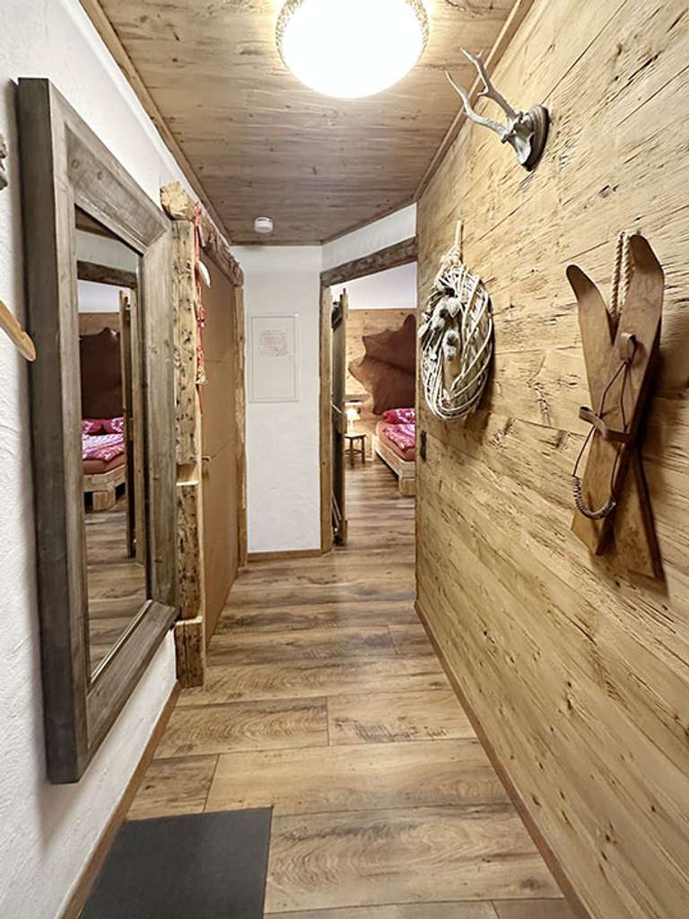 Immobilie in Inzell - Uriges möbliertes Ferienchalet, 58 m2 große 2-Zimmer Wohnung mit 2 Terrassen und TG in Inzell - Bild 2