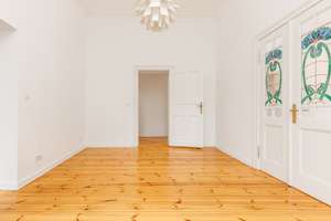 Helle Drei-Zimmer-Altbauwohnung im Hinterhaus mit Stuck und unverbaubarem Blick in den Park – Hasenheide 61, 10967 Neukölln (Ortsteil), Berlin – Vorschaubild 4