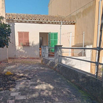 VERKAUF des NAKTEN EIGENTUMS eines DORFHAUSES IN SANTA MARIA